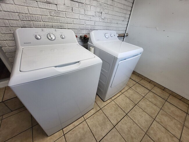 Building Photo - Remodeled 2 bedroom, 1 bathroom house in Capitol View neighborhood Edmond, OK with washer and dry...