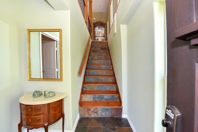 Building Photo - 226 Valmar