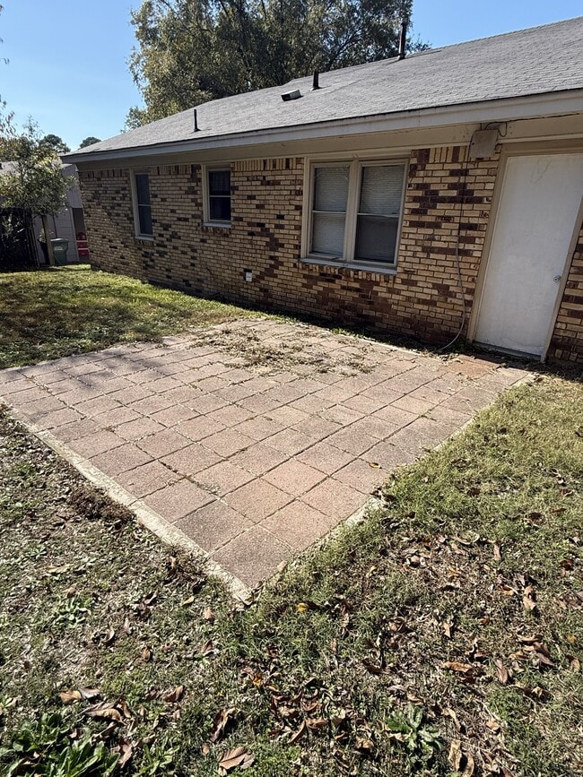 Building Photo - 8230 Elmbrook Dr