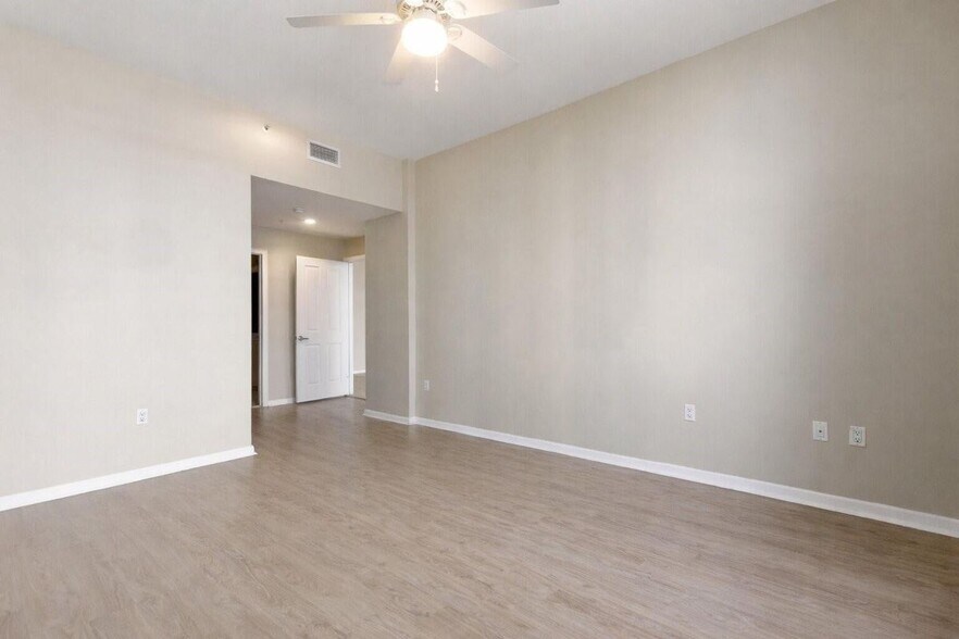 Building Photo - 511 SE 5 Ave