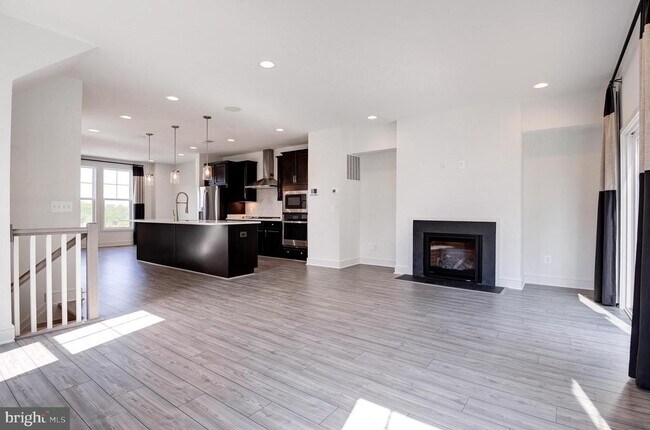 Building Photo - 135 Wake Robin Ct
