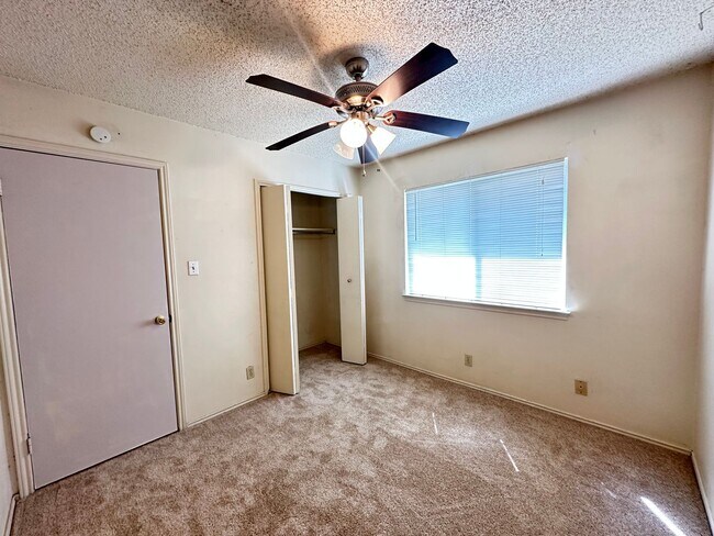 Building Photo - Charming 2-bedroom 1 bath 1 car garage loc...