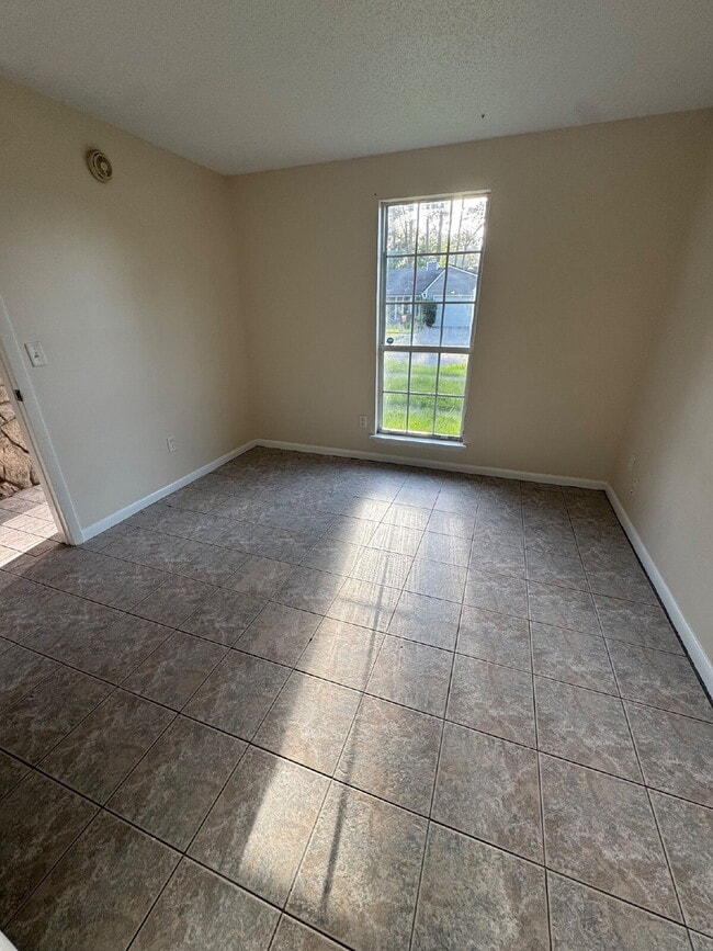Building Photo - 4 bedroom 3 full bath home for rent in man...