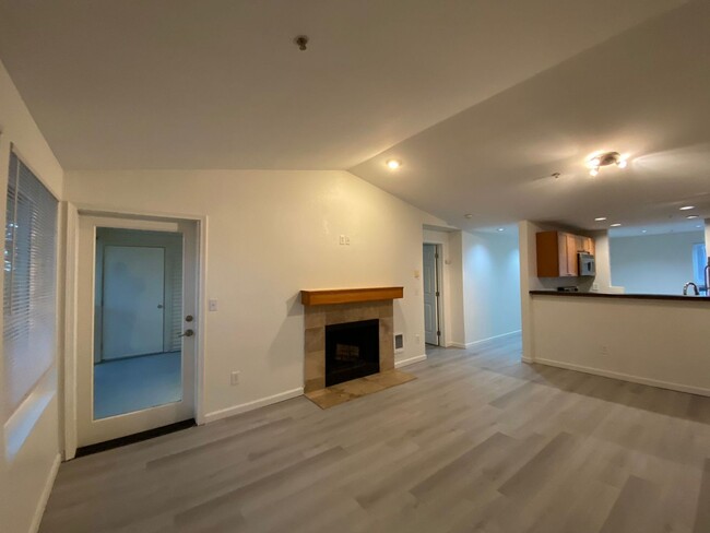 Building Photo - Charming Kent Condo in a Prime Location!