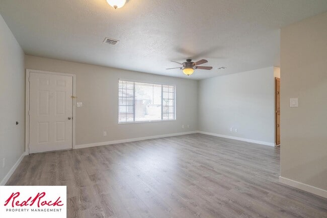 Building Photo - Remodeled 2 Bedroom Townhome. Pet Friendly!
