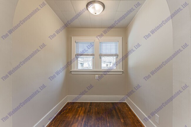 Building Photo - 606 W White St