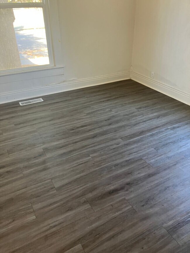 Building Photo - 803 E Washington St