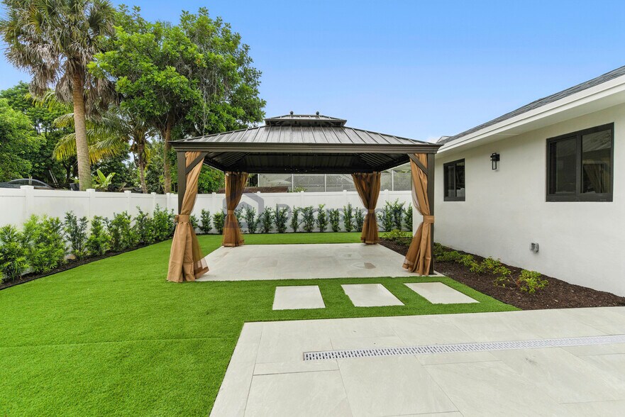 Building Photo - 6886 Tradewind Way
