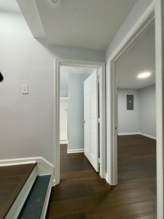 Building Photo - Charming 3 Bedroom/2 Bathroom Apartment in...
