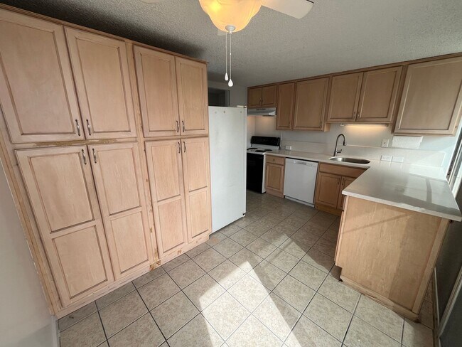 Building Photo - Academy Tower (Ward Ave/Honolulu) - 2 bedr...