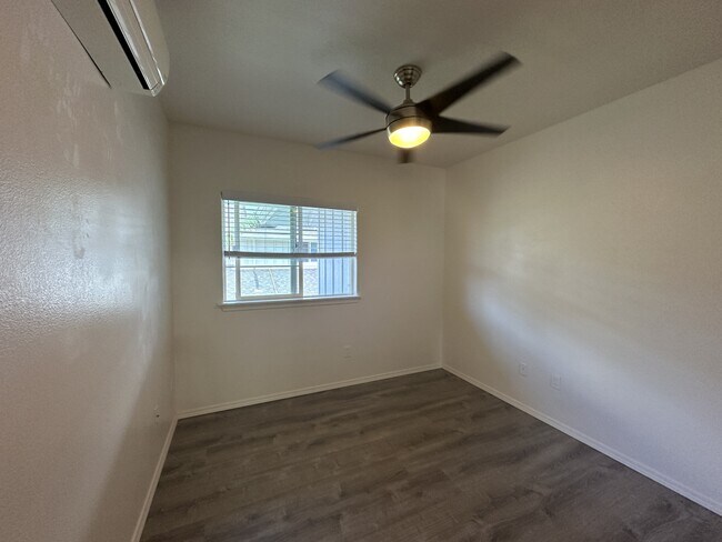 Building Photo - 1122 Kukulu St