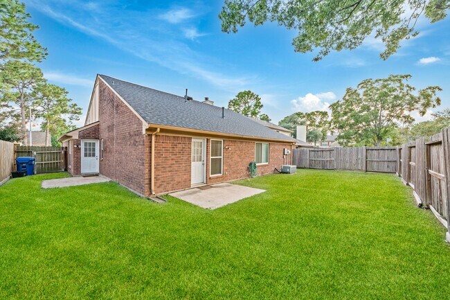 Building Photo - 18178 Holly Green Dr