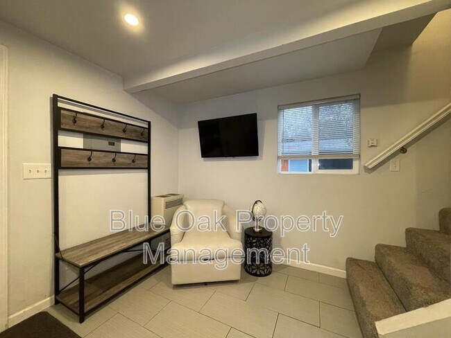 Building Photo - 631 1/2 Oak Lawn Ave