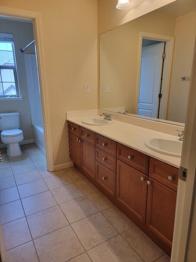 Building Photo - 3 Bedroom 3 bath house with a loft for rent in Folsom in the Parkway.  Solar & 240V Electric Car ...
