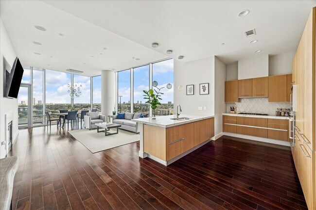 Building Photo - 2727 Kirby Dr