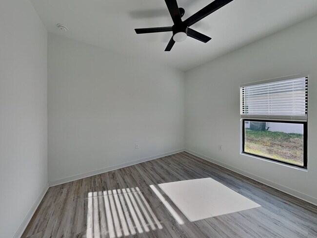 Building Photo - 1112 Bismarck Rd