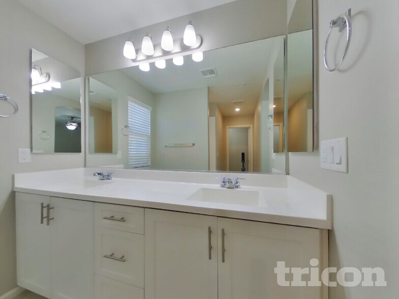 Building Photo - 12546 W Hummingbird Terrace