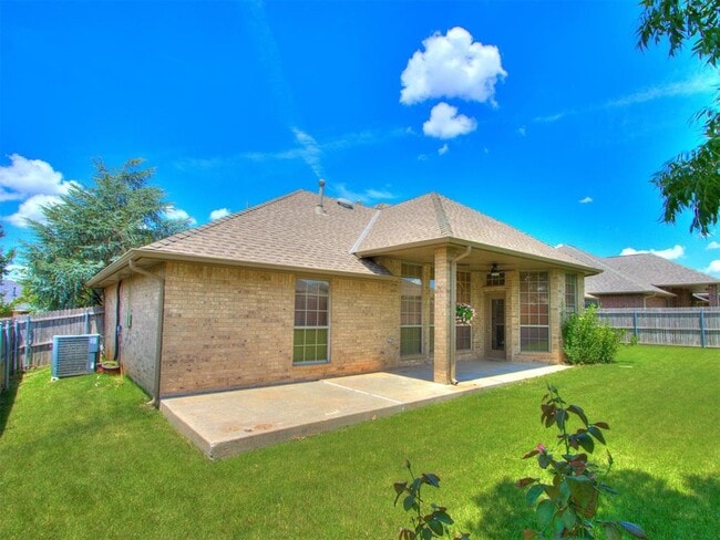 Building Photo - 16616 Hardwood Pl