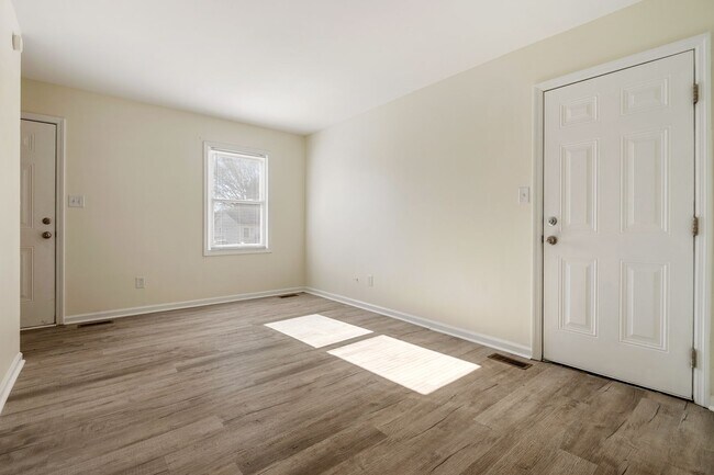 Building Photo - 2 Bedroom Duplex: Available Now