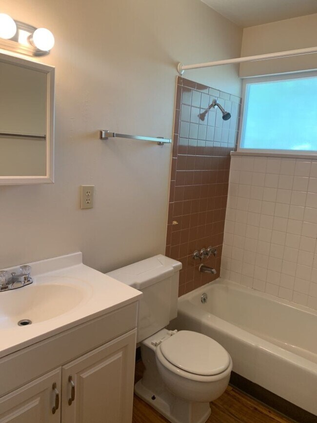 Building Photo - Mid-Town Single Family Home w/ Spacious Fenced Yard