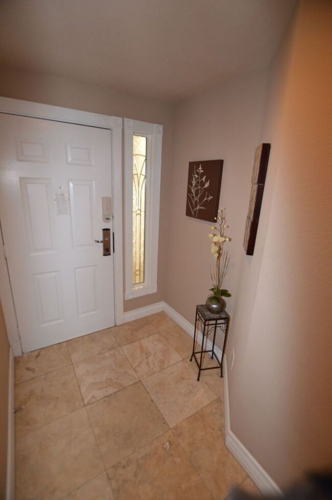 Building Photo - Meridian Furnished 2 Bed | 2 Bath Condo wi...