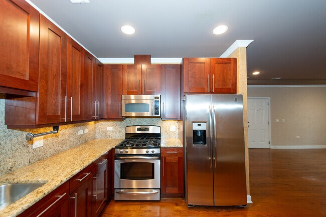 Building Photo - 2612 W Diversey Ave