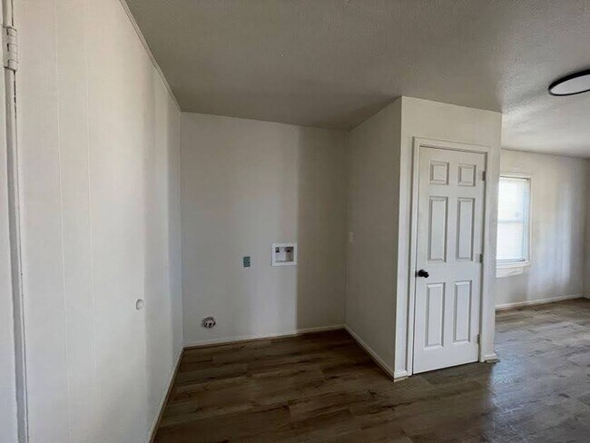 Building Photo - Lamesa Luxe Retreat – Modern Comfort Meets Small-Town Charm