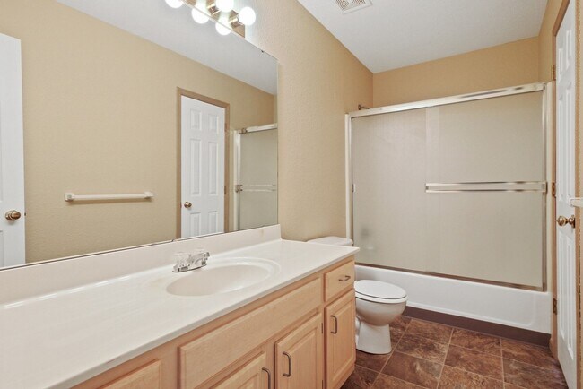 Building Photo - 2 bedroom 1.5 bath in Oak Grove