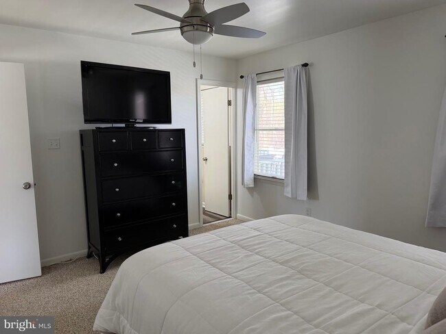 Building Photo - 18 Jameson Ln