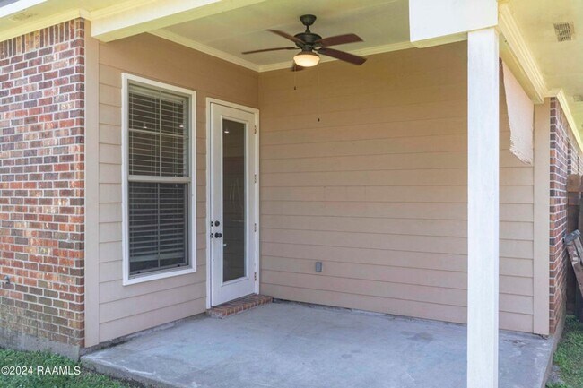 Building Photo - 3 bedroom, 2 bath home