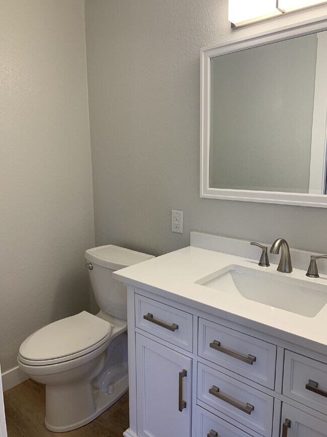 Building Photo - Townhome Available for Move-In!