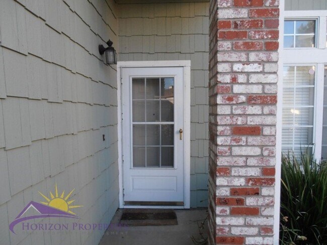 Building Photo - Spacious 3 Bed 2.5 Bath 1,959 Sq. Ft. Antelope Home