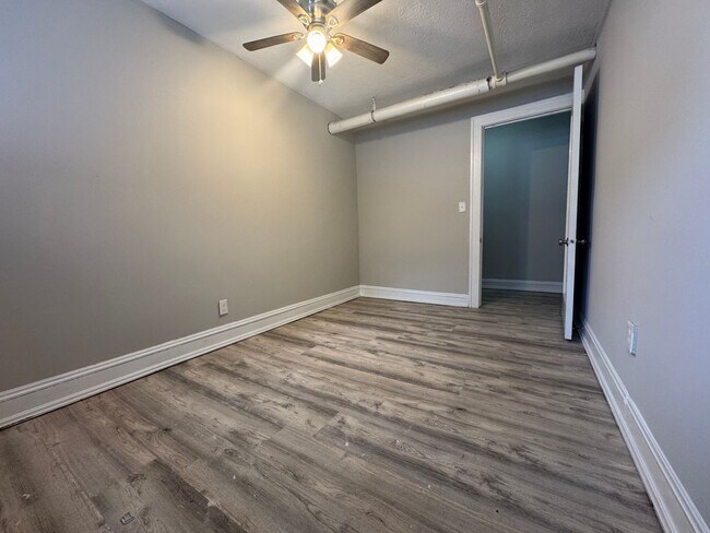 Building Photo - 2773 Hampshire-Unit 3