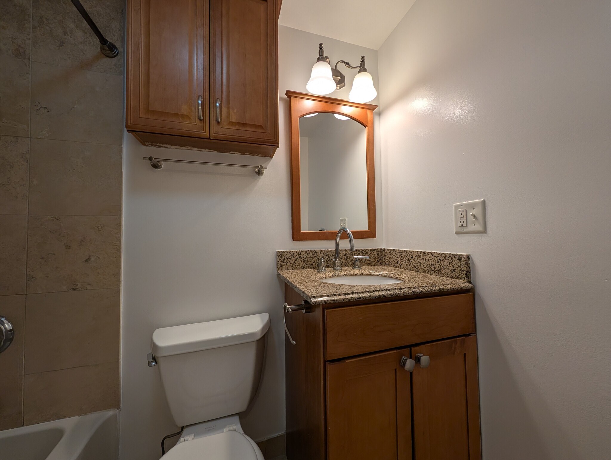 Building Photo - 630 W Wrightwood Ave