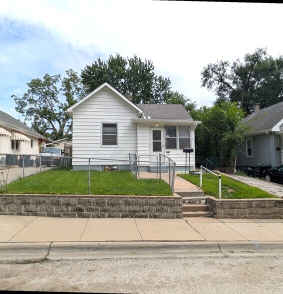 Building Photo - 2347 S 8th St