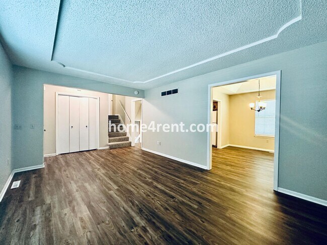 Building Photo - Beautiful Overland Park Home!