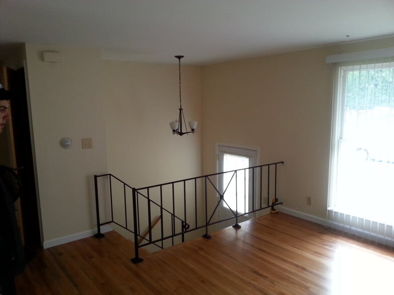 Living Room toward Entry - 224 S Sage Cir