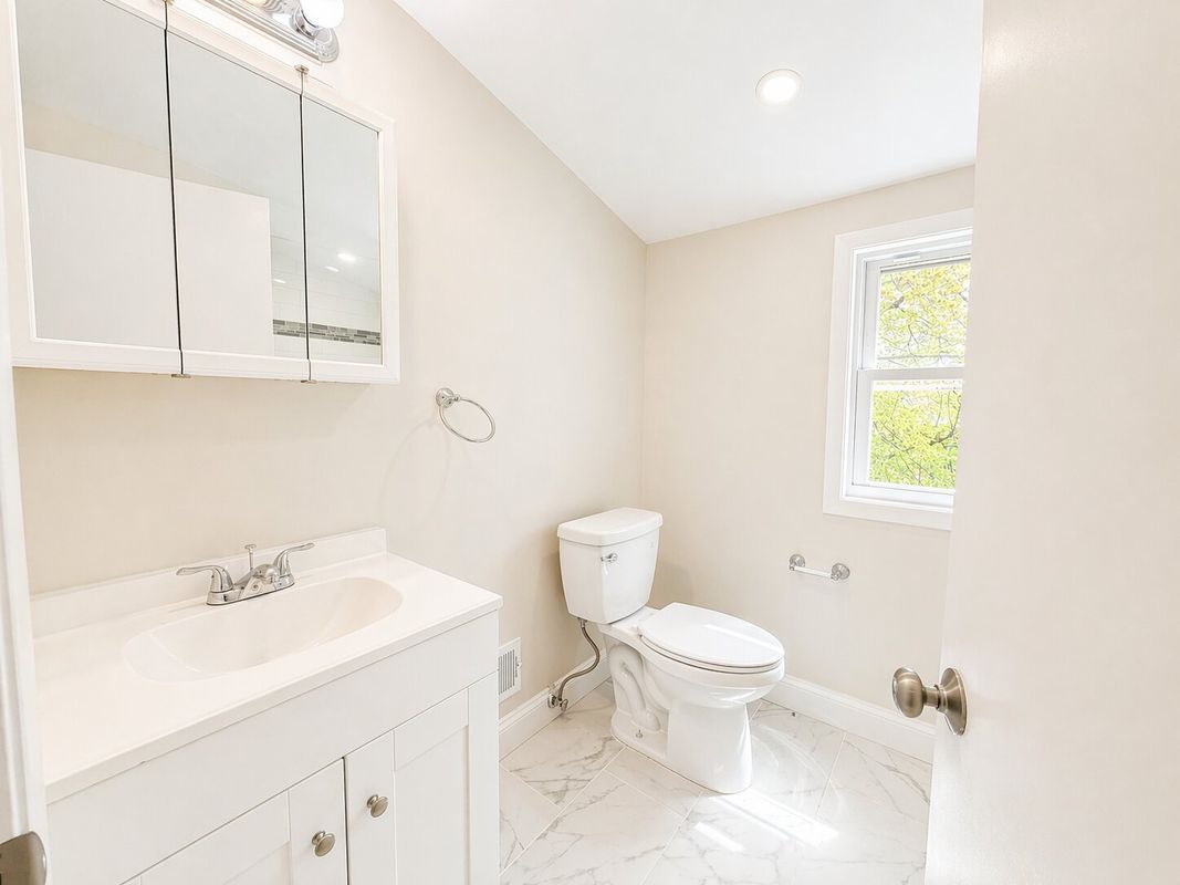 Building Photo - 161 Lincoln Ave