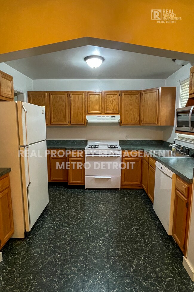 Building Photo - LEASE TODAY and SAVE!!