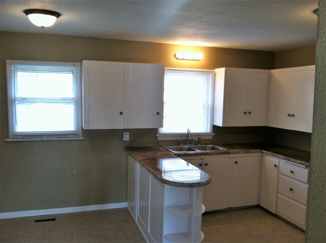 Building Photo - 3 bedroom, 1 bathroom for rent in Springfield