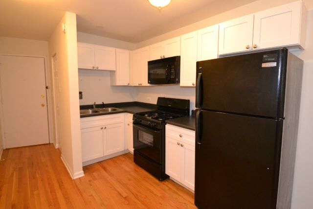 Building Photo - 6954 N Sheridan Rd