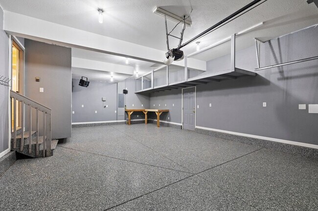 Building Photo - 5 Bed 3.5 Bath Home in Maple Hills Available Now!!