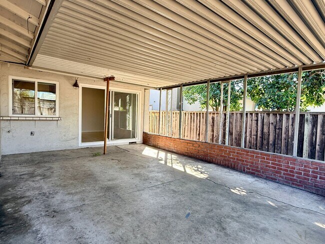Building Photo - Spacious 3 Bedroom 2 Bath Home with 2 Car Garage and Central Air Conditioning