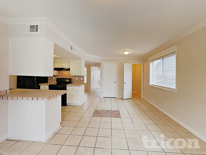 Building Photo - 822 Foxridge Dr