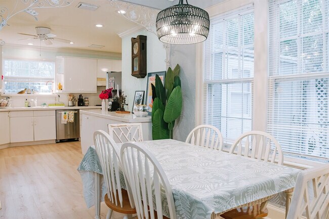 Building Photo - 519 28th St