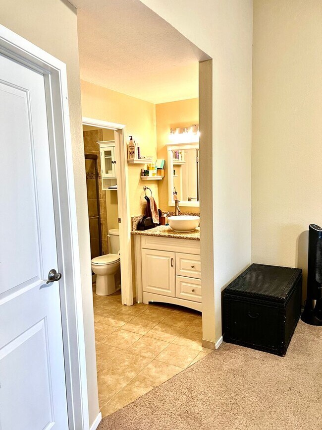Building Photo - Centrally Located Roseville Condo