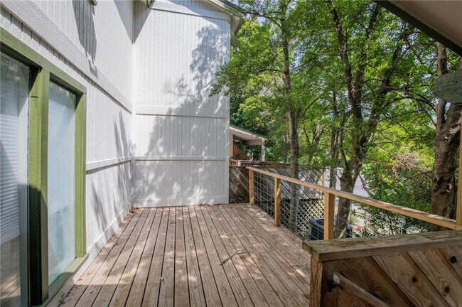 Building Photo - 2217 N Crossover Rd