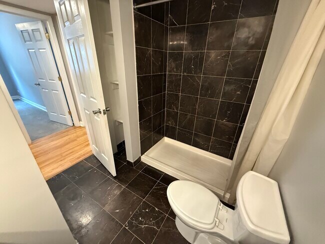 Building Photo - 6954 N Greenview Ave