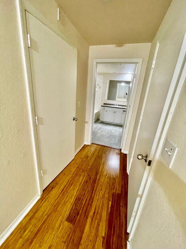 Building Photo - 402 S Armenia Ave