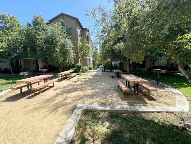 Building Photo - 660 Cedarville Ln